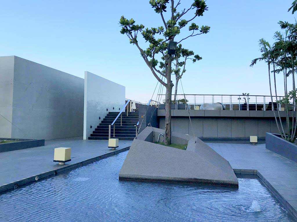swimming-pool-of-Shangri-La's-Far-Eastern-Plaza-Hotel-Tainan