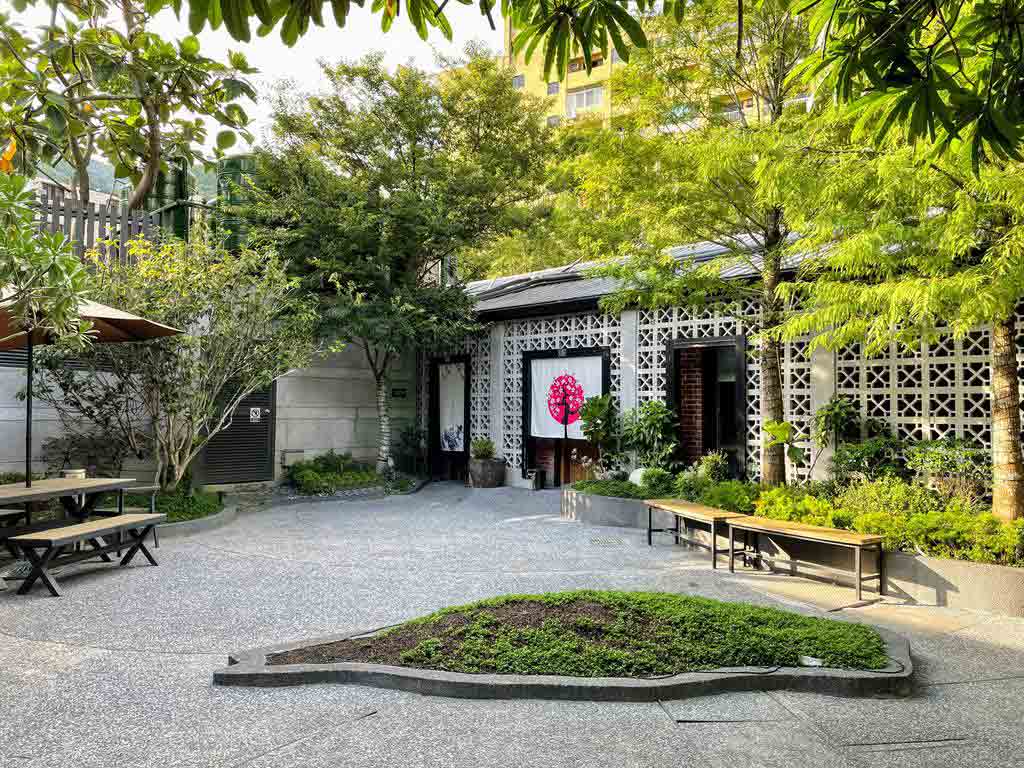 garden-of-Yunoyado-Onsen-Hotspring-Hotel-Deyang