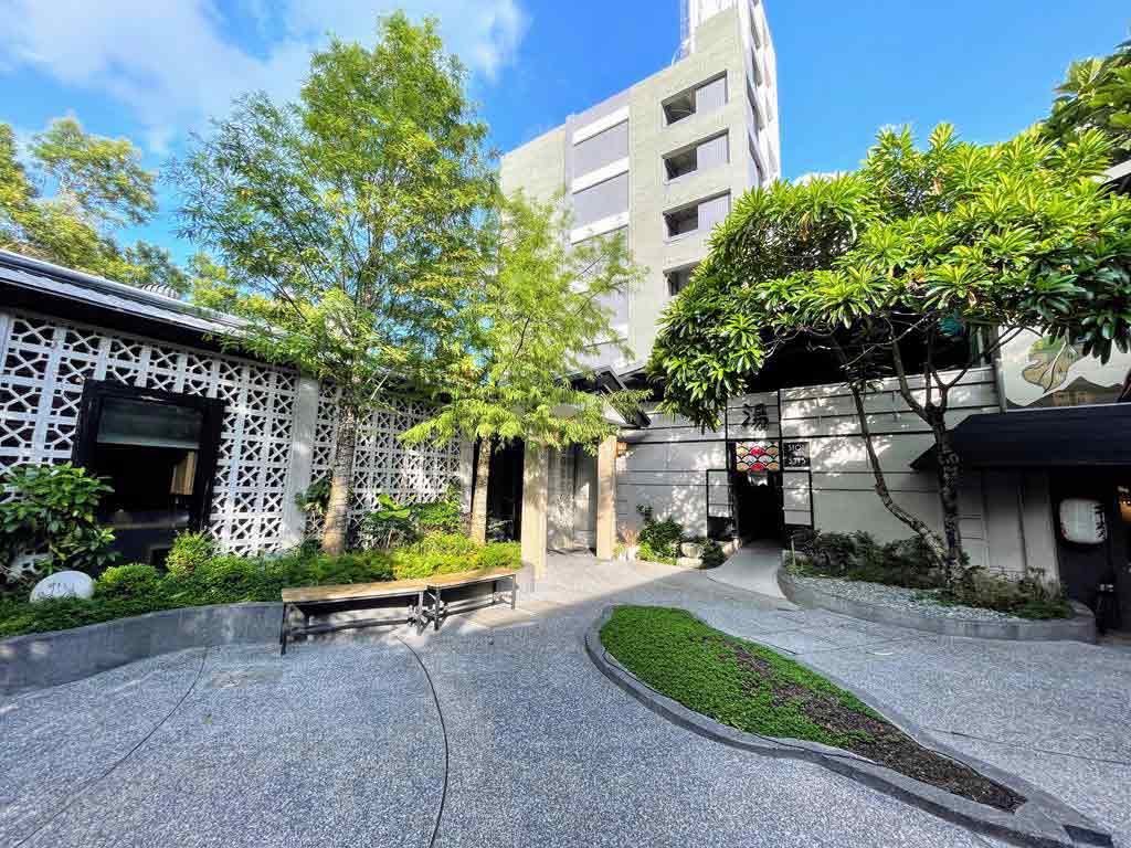 garden-of-Yunoyado-Onsen-Hotspring-Hotel-Deyang