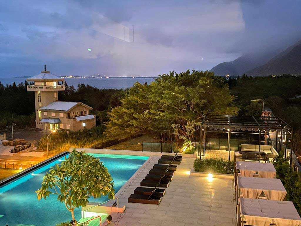 swimming-pool-of-Lakeshore-Hotel-Hualien-Taroko